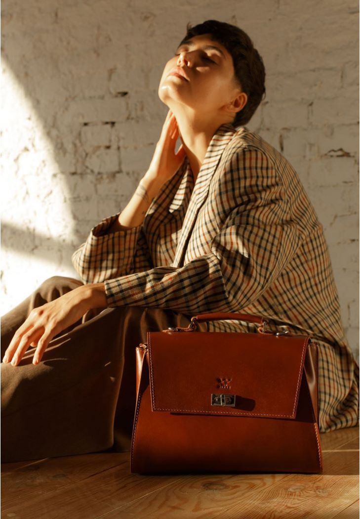 Жіноча шкіряна сумка Classic світло-коричнева гладка