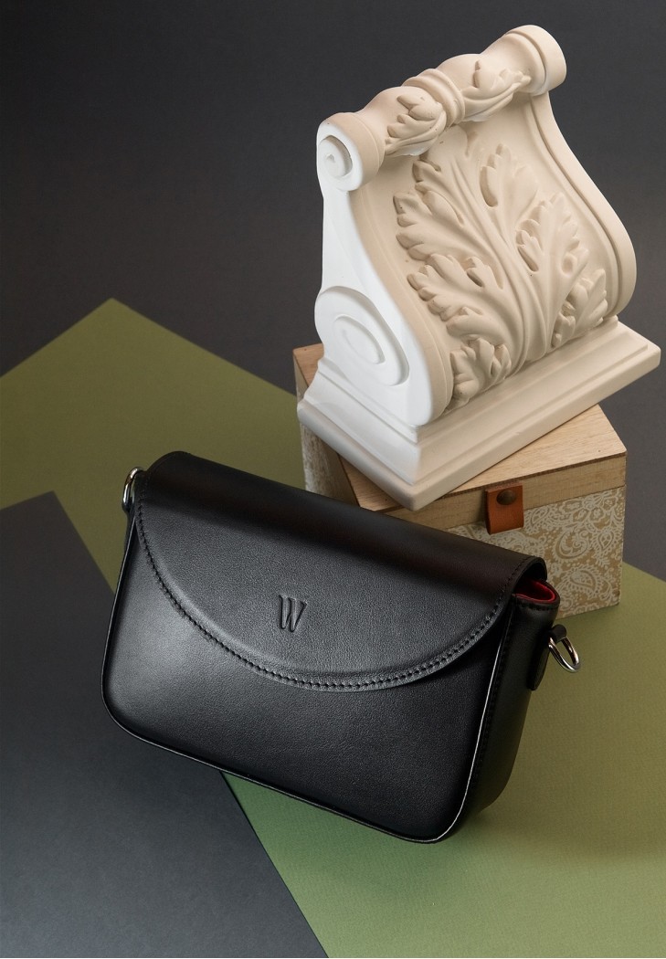 Жіноча шкіряна сумка Molly чорна з червоною підкладкою