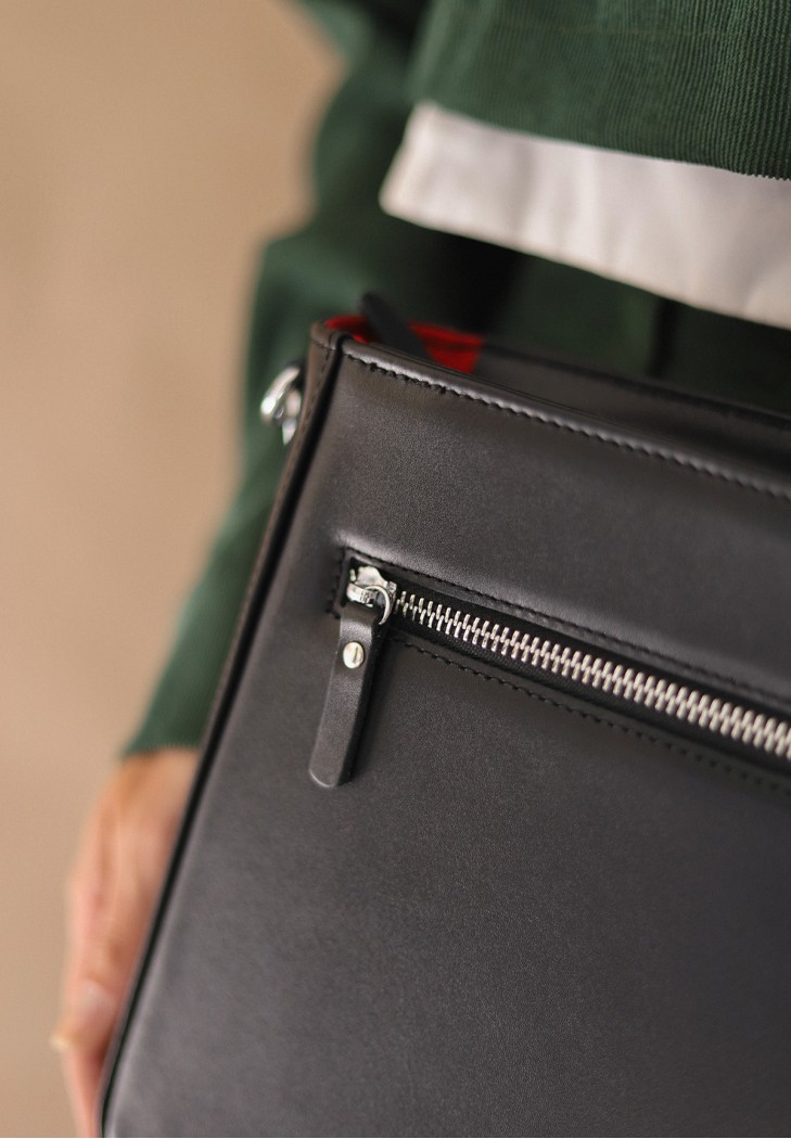 Жіноча шкіряна сумка Stella чорна з червоною підкладкою